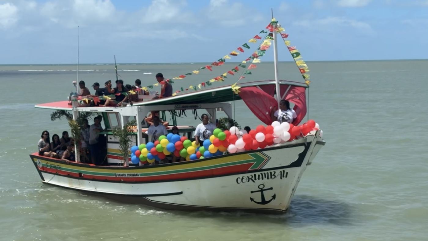 Barco enfeitado com bandeirinhas e balões na procissão de São Francisco, em Corumbau